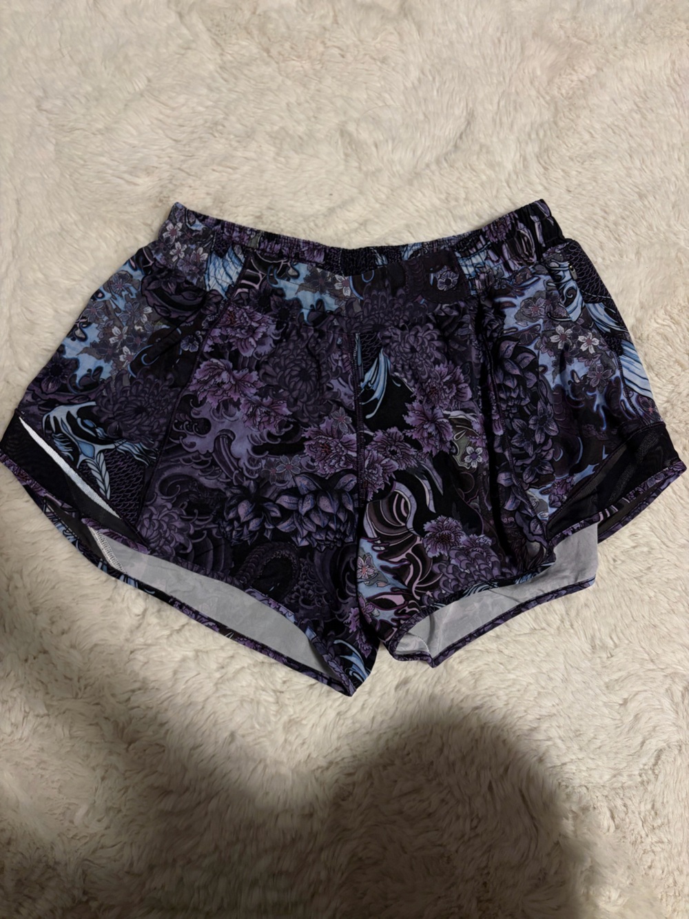 Lululemon 4” Hotty Hot Shorts with liner